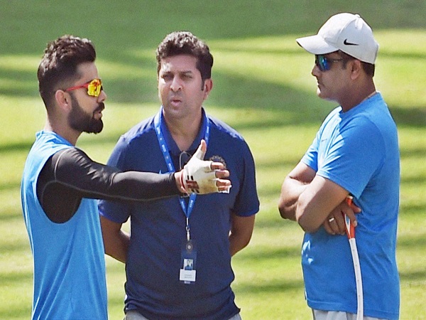 चैंपियंस ट्रॉफीः कुंबले के आते ही मैदान छोड़कर भागे कोहली!