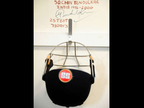 INDvsPAK: ग्राउंड में आने से पहले टीम इंडिया के ड्रेसिंग रूम की दीवार पर लगा सचिन का हेल्मेट