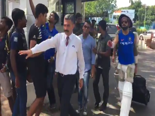Video: जब श्रीलंका की सड़कों पर फैंस के बीच घिर गए कोहली