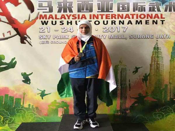 कश्‍मीर में आतंकियों से टकराने वाली आबिदा अख्‍तर ने मलेशिया में लहराया तिरंगा