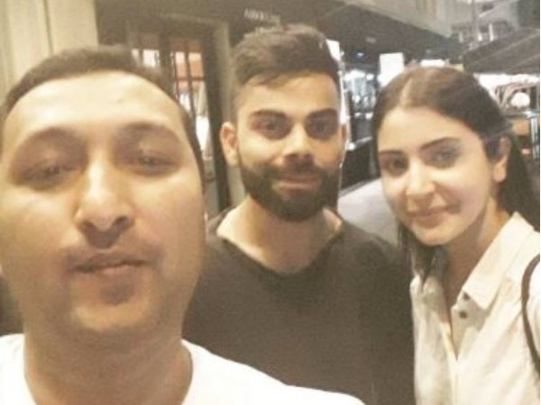 फैंस के साथ खिंचवाई फोटो