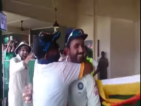 ड्रेसिंग रूम में घुसकर किया था किस