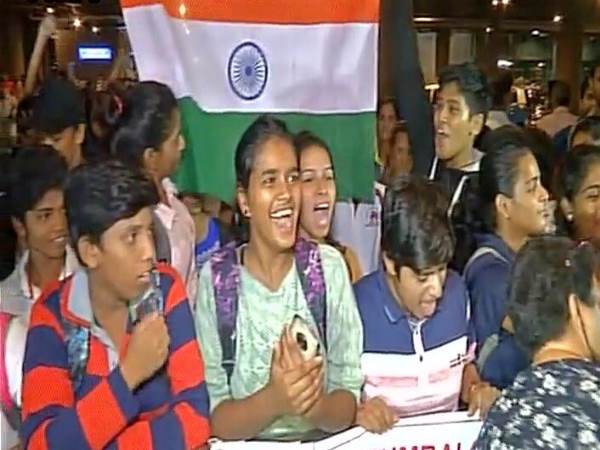 विश्वकप के बाद भारत लौटी महिला क्रिकेट टीम, हुआ जोरदार स्वागत