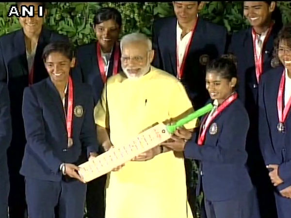 महिला क्रिकेट टीम से मिले PM मोदी, कहा-आपकी हार का बोझ 125 करोड़ लोगों ने उठाया