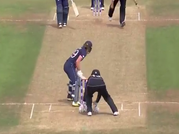 Video: इंग्लैंड की महिला क्रिकेटर का अनोखा शॉट देखकर चौंक जाएंगे आप