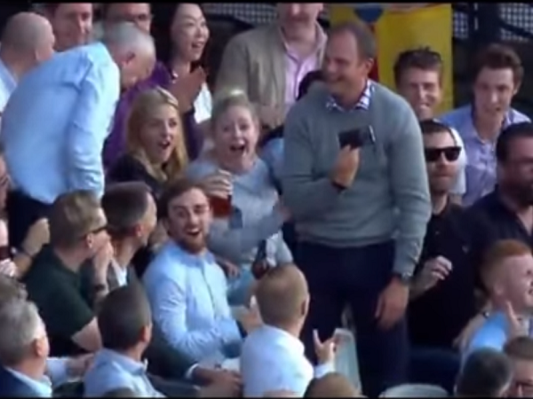 Video: संगकारा ने मारा ऐसा छक्का की टूट गया फैन का मोबाइल