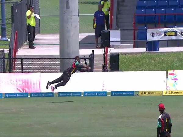 कैरेबियन प्रीमियर लीग: इस हैरतअंगेज कैच को देखकर आपके भी होश उड़ जाएंगे, देखें वीडियो