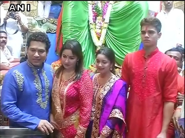 लालबाग के राजा के दर पर पहुंचा क्रिकेट का भगवान, परिवार संग टेका मत्था