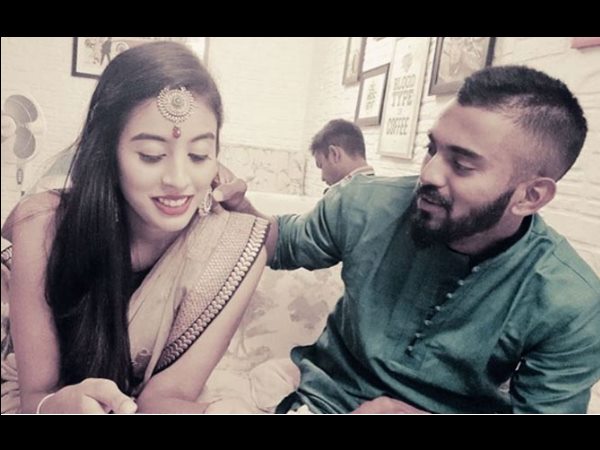 फाइव स्टार होटल में मार्केटिंग एसोसिएट