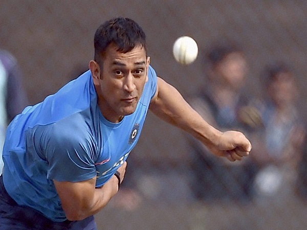 2-विकेट के पीछे भी लगेगा धोनी का शतकः