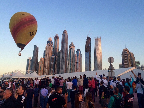 इनिंग खत्म होते ही एक्रोबेटिक परफॉर्मेंस, बैंड, परेड, लाइव म्यूजिक