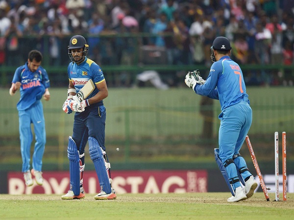 धोनी ने भी जड़ा स्टंपिंग्स का शतक