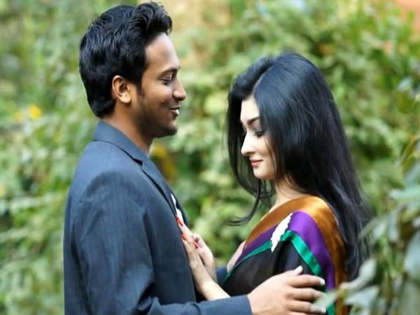 प्रजेंटर से माइक लेकर दर्शकों को संबोधित करते हुए बांग्ला भाषा में कहा