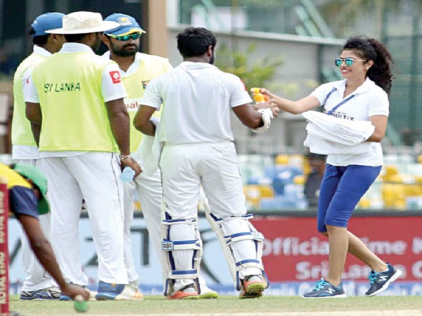 INDvSL: जब मैदान पर ड्रिंक्स लेकर पहुंची खूबसूरत लड़कियां, देखते रह गए खिलाड़ी!