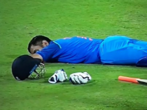 दर्शकों के हंगामे के बीच मैदान पर सो गए धोनी, ट्विटर पर लोगों ने यूं लिए मजे