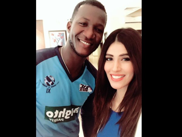 डैरेन सैमी के साथ पाकिस्तानी एंकर ने शेयर की सेल्फी, ट्विटर हुआ दीवाना