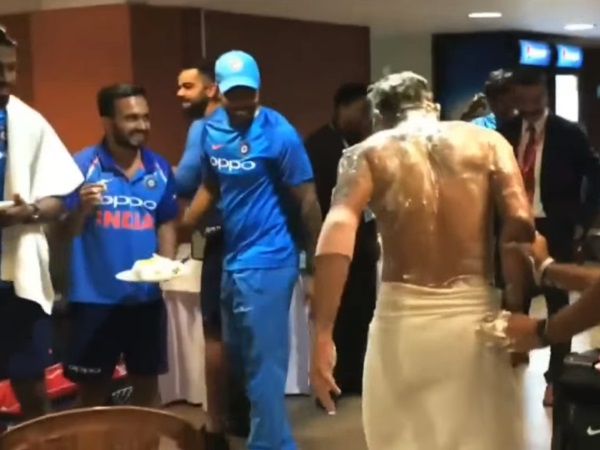 VIDEO : टीम इंडिया की ड्रेसिंग रूम में जश्न के दौरान तौलिए में घुस गया यह शख्स!