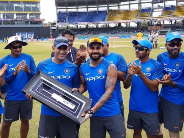 कोहली ने एक विशेष रूप से डिजाइन किए गए बैट को एमएस धोनी को दिया