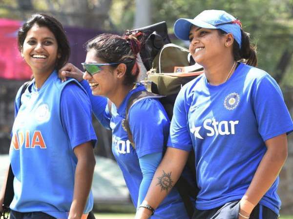 कप्तान मिताली राज के साथ टीम के खिलाड़ी शामिल