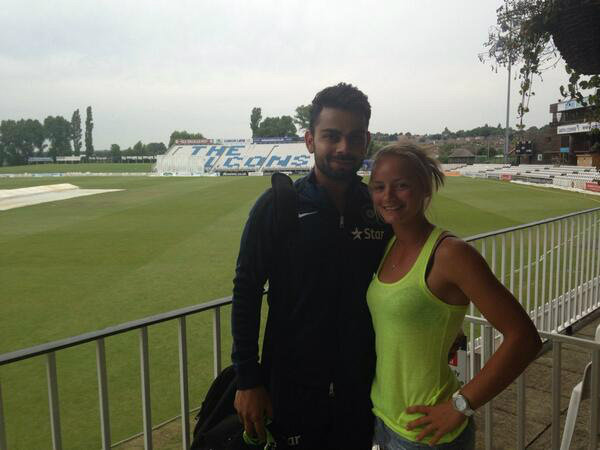 कोहली ने डेनियल को बैट गिफ्ट किया