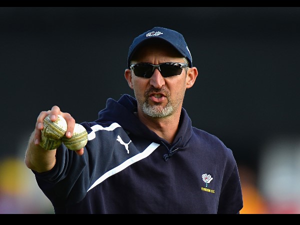 'टीम इंडिया के कप्तान विराट कोहली के खिलाफ स्लेजिंग ना करें'