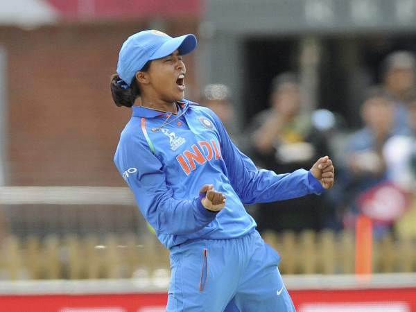 विश्वकप में प्रदर्शन को पीएम ने सराहा था अब हुई बदसलूकी