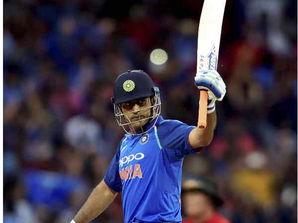 धोनी ने लगाया अर्द्धशतकों का शतक