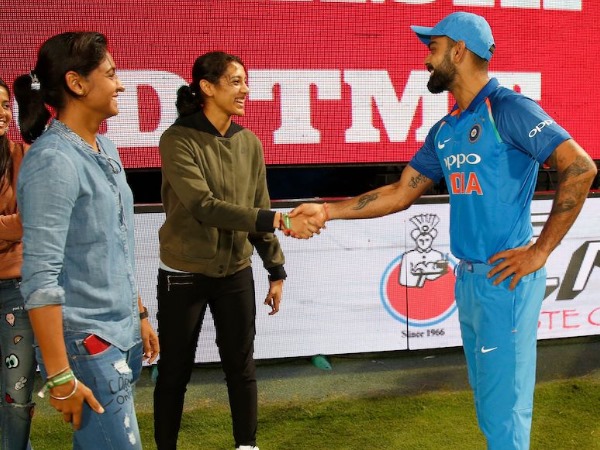 भारत की हार के बाद कोहली से मिलने पहुंची स्मृति मंधाना और हरमनप्रीत कौर, देखें तस्वीरें