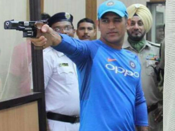 क्या आप जानते हैं धोनी एक अच्छे निशानेबाज भी हैं, यकीं नहीं तो देखें ये Video