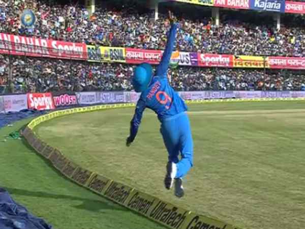 Indore ODI, India vs Australia: मनीष पांडे का ये शानदार कैच देखकर आप भी रह जाएंगे दंग