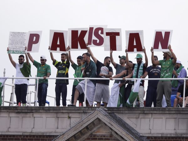 पाकिस्तान में क्रिकेट शुरू होने से पहले बवाल, गुस्साए फैंस ने की नारेबाजी