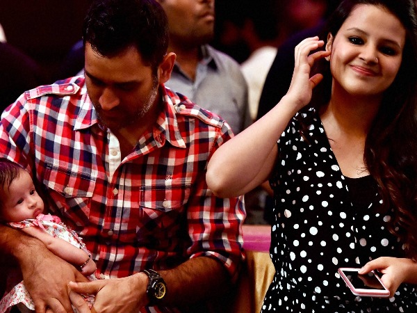 धोनी के साथ डेट पर जाना चाहती हैं धोनी की ही 'पत्नी', कोहली को बताया सबसे हॉट, जानिए क्या है माजरा?