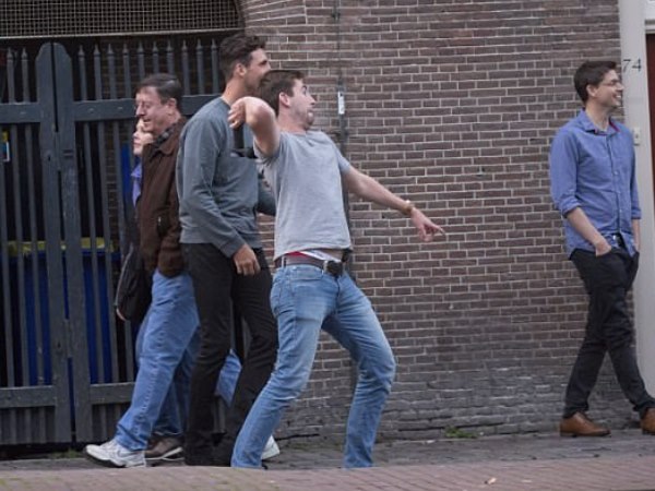 'मैंने खिड़की खोली तो एक खिलाड़ी ने बड़ा सेक्स टॉय अंदर फेंक दिया'