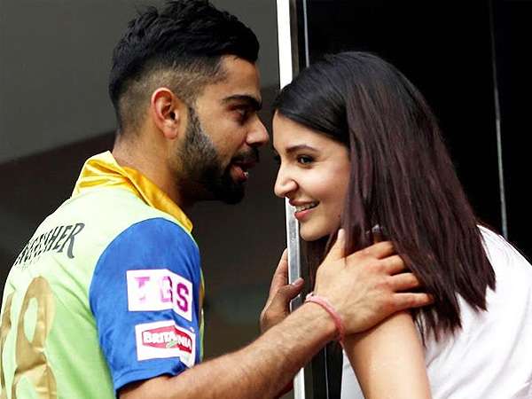 वह हमेशा 5-7 मिनट देर से आती है