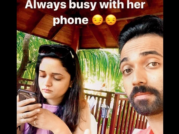 हमेशा अपने फोन पर बिजी
