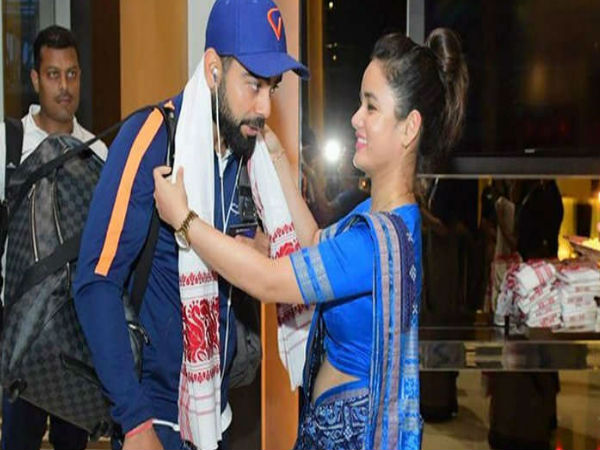 होटल स्टाफ को घूरते दिखे कोहली