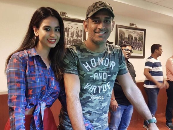 अब इस एक्ट्रेस के साथ वायरल हुए धोनी के फोटो, जानिए क्या है कनेक्शन