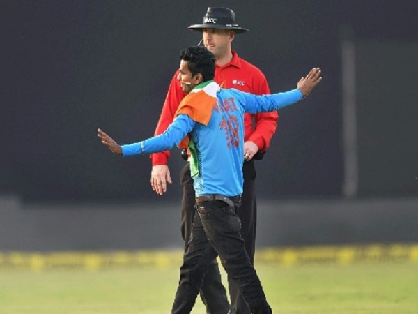 India vs New Zealand: कोहली के शतक लगाते ही कानपुर के मैदान में घुस आया शख्स, गिरफ्तार