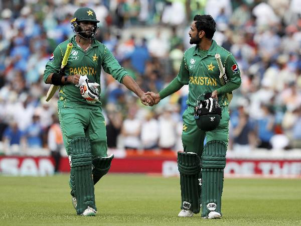 अंपायर के पास गए और बाथरूम जाने की इजाजत मांगी