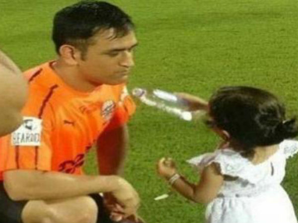 जीवा ने फुटबॉल खेलने से थके पापा को ग्राउंड पर पानी पिलाया