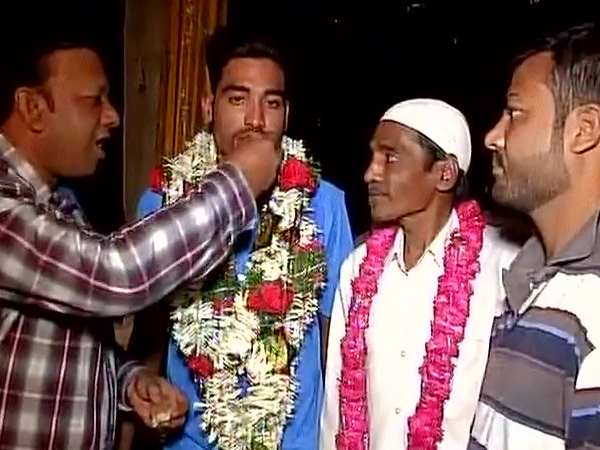 बच्चों को फ्री में क्रिकेट की कोचिंग देते हैं