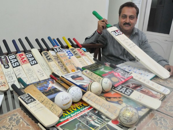 मिलिए टीम इंडिया के 'सबसे बड़े फैन' से, 35 सालों में इकट्ठा किया ऑटोग्रॉफ वाले 536 बल्लों का खजाना