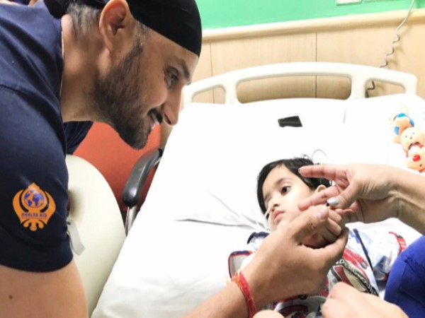 मासूम बच्ची के लिए हरभजन सिंह ने दिए 32 लाख, अस्पताल में पहुंचकर पूछा हाल चाल