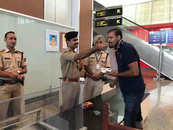 दिवाली पर युसुफ पठान ने जवानों को खिलाई मिठाई, लोगों ने की तारीफ