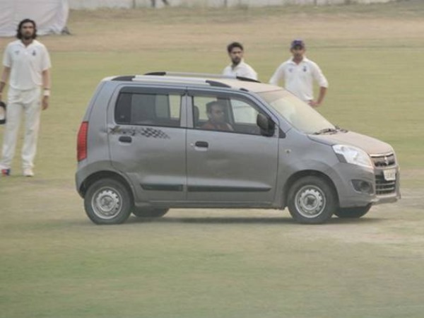 रणजी ट्रॉफी मैच में बड़ी चूक! गौतम गंभीर-ईशांत शर्मा खेल रहे थे तभी कार लेकर पिच पर जा पहुंचा शख्स