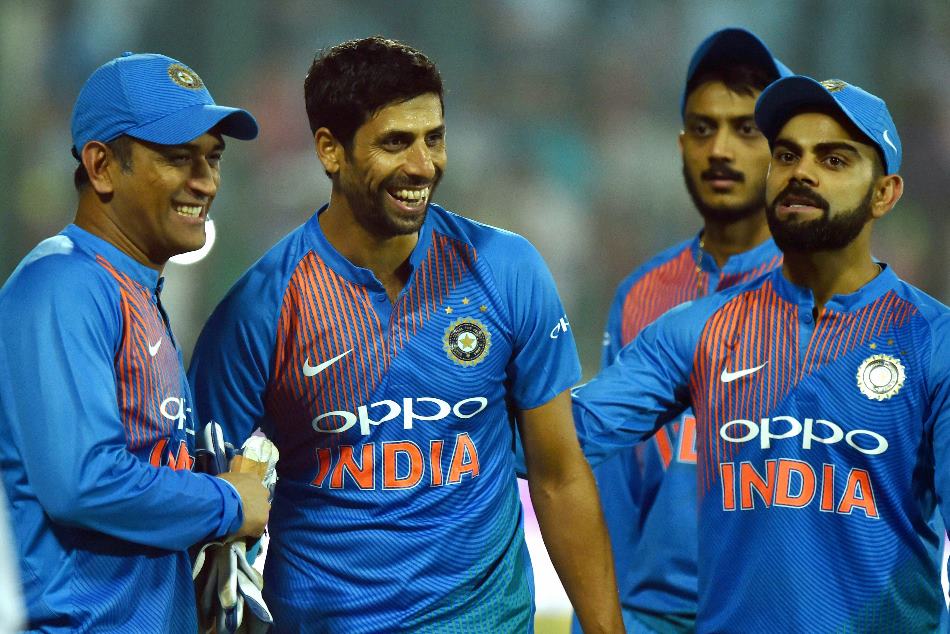 कोलकाता टेस्ट से पहले आशीष नेहरा ने किया 'डेब्यू', सहवाग के साथ लगाए ठहाके