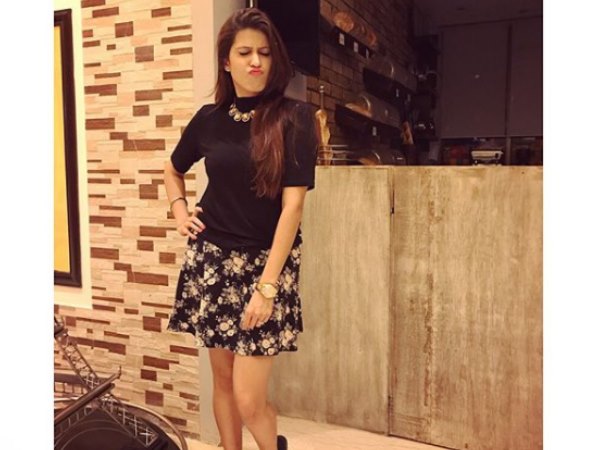 आईपीएल-10 के सीजन में विजयी ट्रॉफी के साथ नजर आई थीं