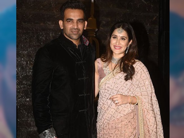 खास दोस्तों के लिए होटल में रखी पार्टी