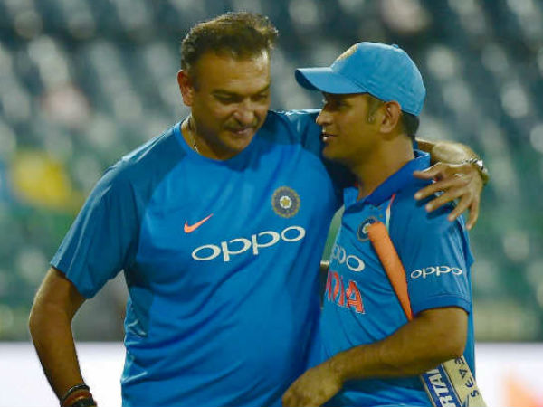 कोच शास्त्री को आया धोनी पर प्यार, कह डाली बहुत बड़ी बात जो हजम नहीं हो रही...