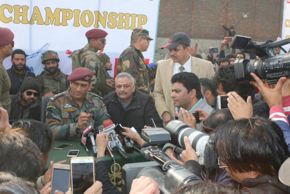 VIDEO: कश्मीर पहुंचे धोनी तो सेना के सामने लगे शाहिद अफरीदी के नारे